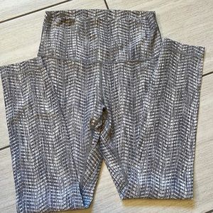 Lululemon wunder under size 6 no pilling 25”